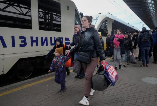 Bicester Advertiser: Ukrainian refugees at a train station. Credit: PA