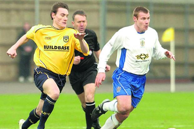 Dean Whitehead tracks David Flitcroft - who he later worked with at Port Vale - during his Oxford United playing days